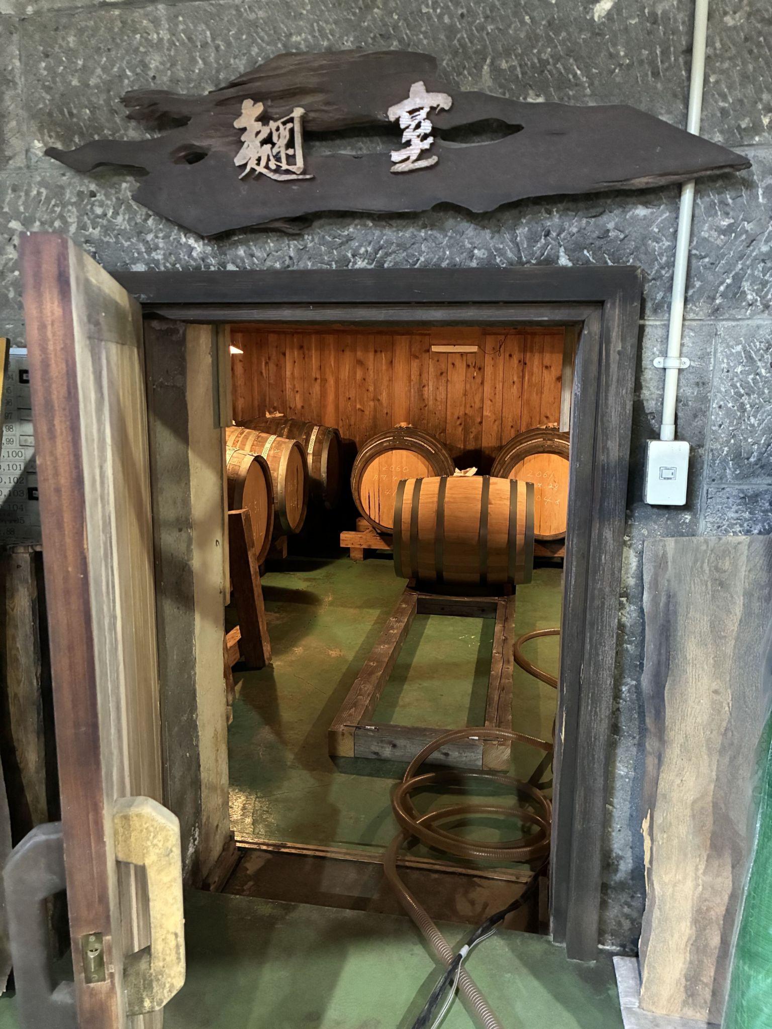 麹室の入口から見たサクラ樽