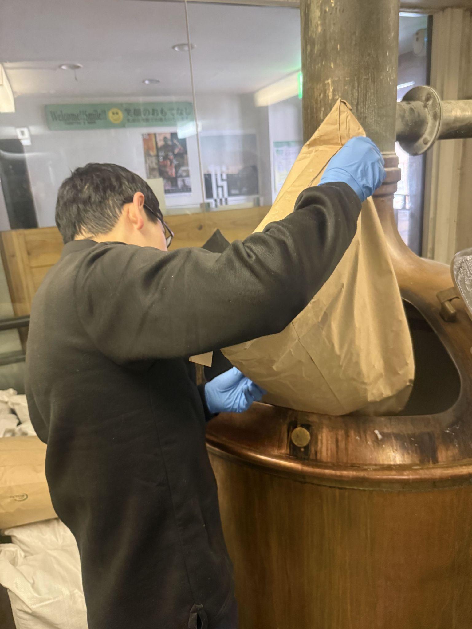 仕込み釜に麦芽を投入